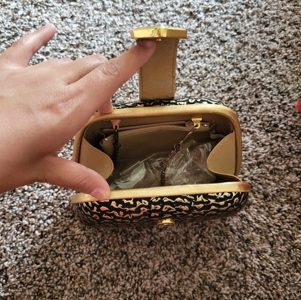 Black and gold clutch/ cross body - Picture 3 of 4
